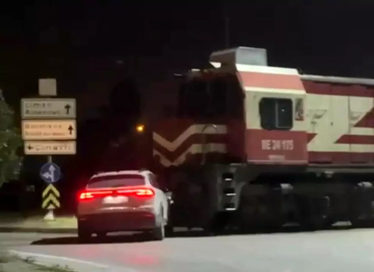 İzmir'de akılalmaz olay! Raylara kontrolsüz giren araç trene çarptı