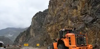 Gümüşhane-Giresun Kara Yolu Heyelan Sonrası Kontrollü Olarak Açıldı
