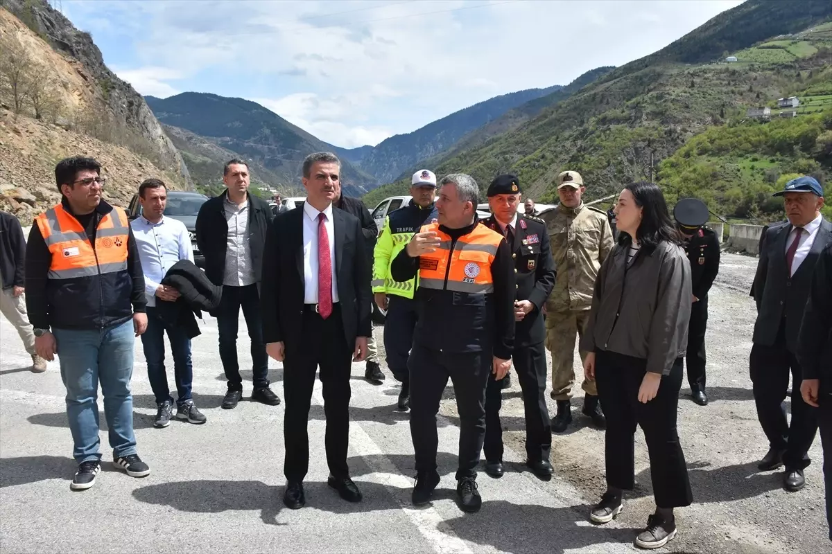 Gümüşhane-Giresun Kara Yolu Heyelan Nedeniyle Kapandı