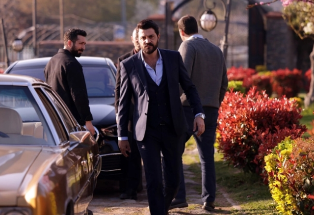 Hudutsuz Sevda 61. bölüm fragmanı yayınlandı mı? 17 Nisan Hudutsuz Sevda yeni bölüm linki var mı?