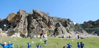 Yeşilay Afyonkarahisar Uçurtma Şenliği ile Çocuk Bayramı'nı Kutladı