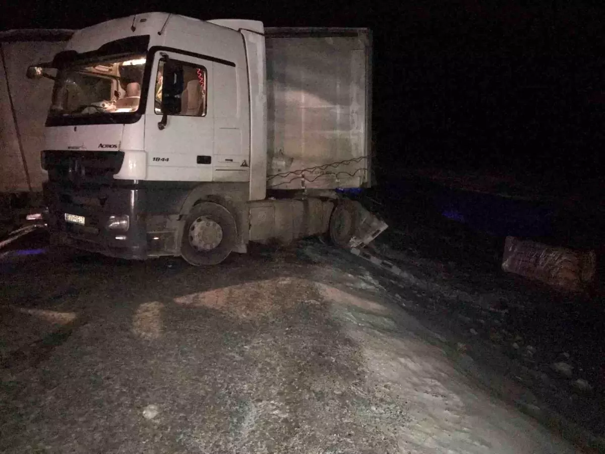 Ardahan'da Ilgar Dağı Geçidi'nde Buzlanma Nedeniyle Araçlar Mahsur Kaldı