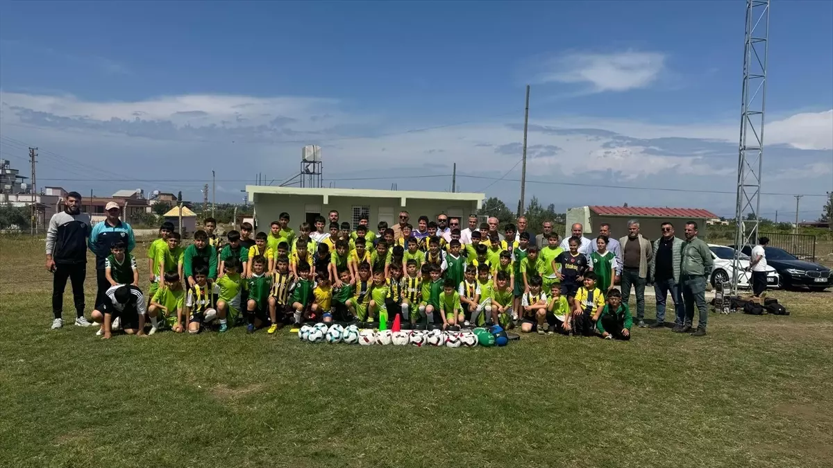 Fenerbahçeliler Derneği'nden Arsuz Gözcülerspor'a Malzeme Desteği