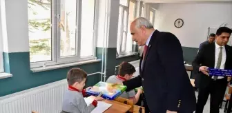 İskilip'te 'Şehidimizden Kardeşine Hediye Var Projesi' kapsamında eğitim seti dağıtıldı