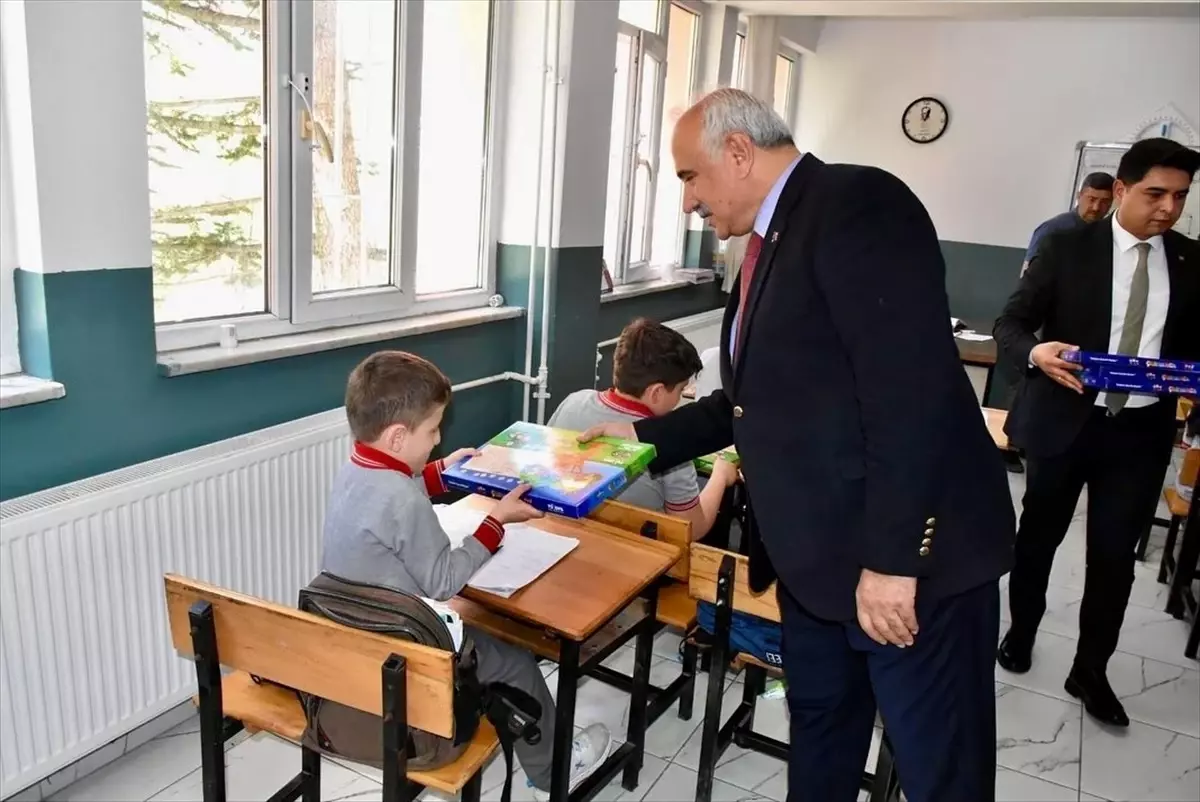 İskilip'te 'Şehidimizden Kardeşine Hediye Var Projesi' kapsamında eğitim seti dağıtıldı