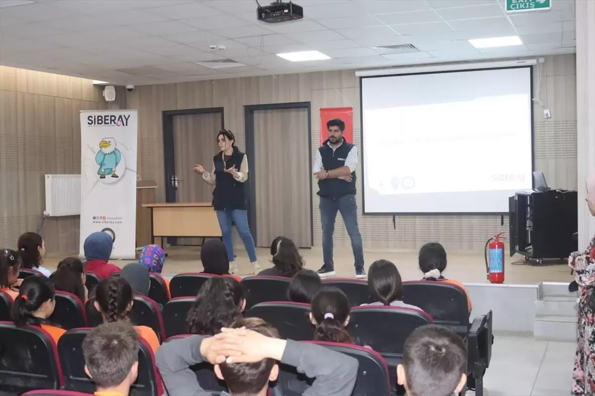 Gaziantep’te Öğrencilere Siber Suçlar Semineri Verildi