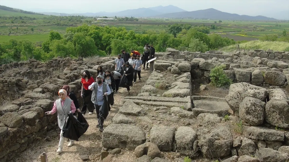 İslahiye'de lise öğrencileri arkeolojik parkta çevre temizliği yaptı
