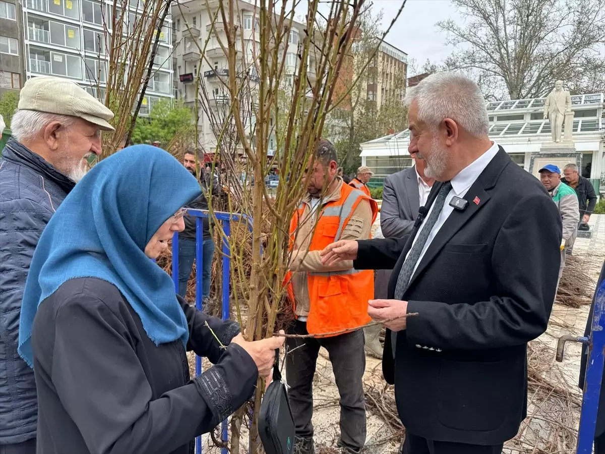 Isparta Belediyesi'nden 180 Bin Meyve Fidanı Dağıtımı