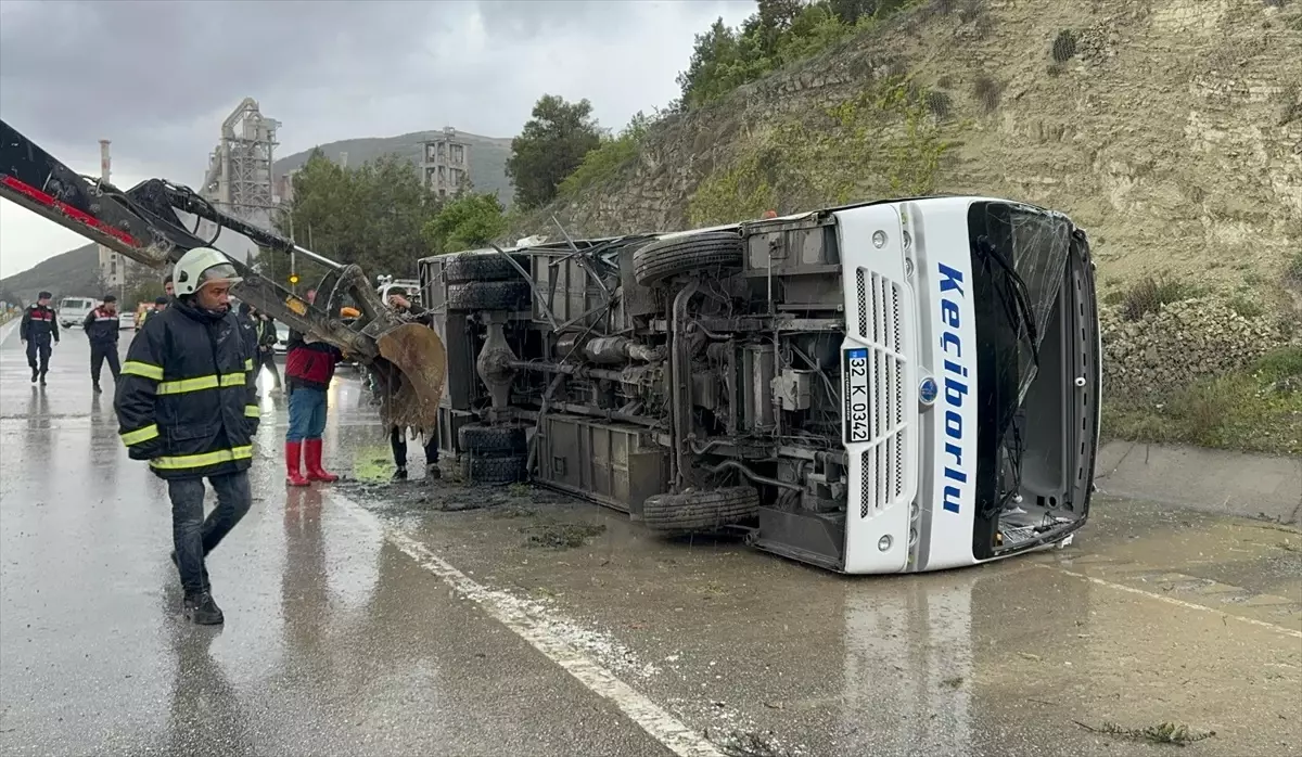 Isparta'da Midibüs Devrildi: 15 Yaralı