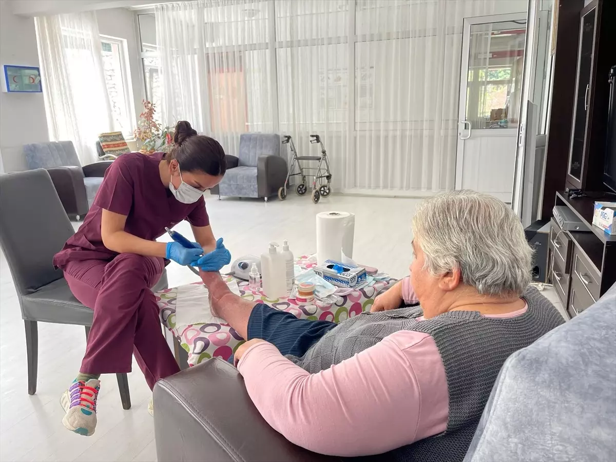 Güzellik Uzmanı Kürtül'den Huzurevi Sakinlerine Ücretsiz El ve Ayak Bakımı
