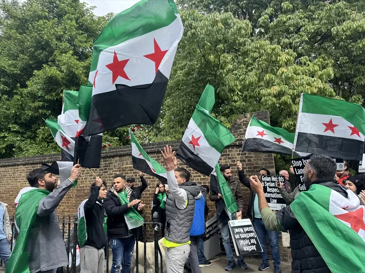 İsrail'in Suriye'ye Saldırılarını Protesto Eden Göstericiler Londra'da Toplandı