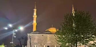İstanbul'da Deprem Sonrası Fatih Camisi'nde Geceleyen Vatandaşlar