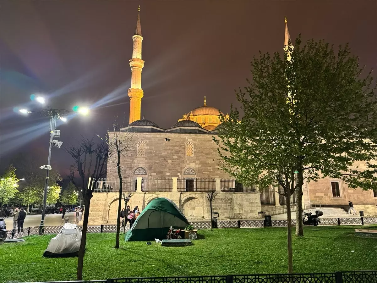İstanbul'da Deprem Sonrası Fatih Camisi'nde Geceleyen Vatandaşlar