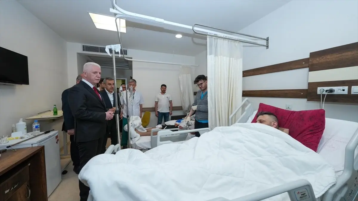 İstanbul'da 6,2 Büyüklüğündeki Depremin Yaralılarını Vali Gül Ziyaret Etti