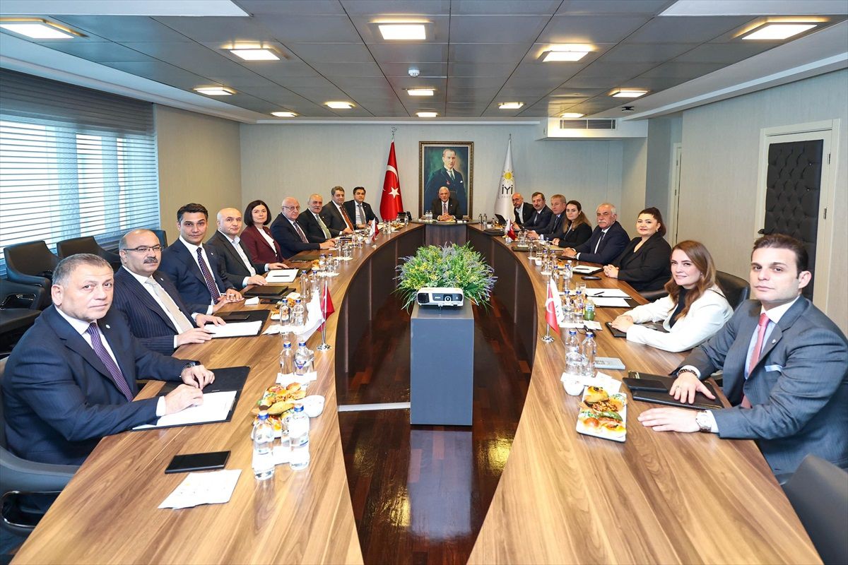 İYİ Parti Genel Başkanı Dervişoğlu, Başkanlık Divanı üyeleriyle bir araya geldi