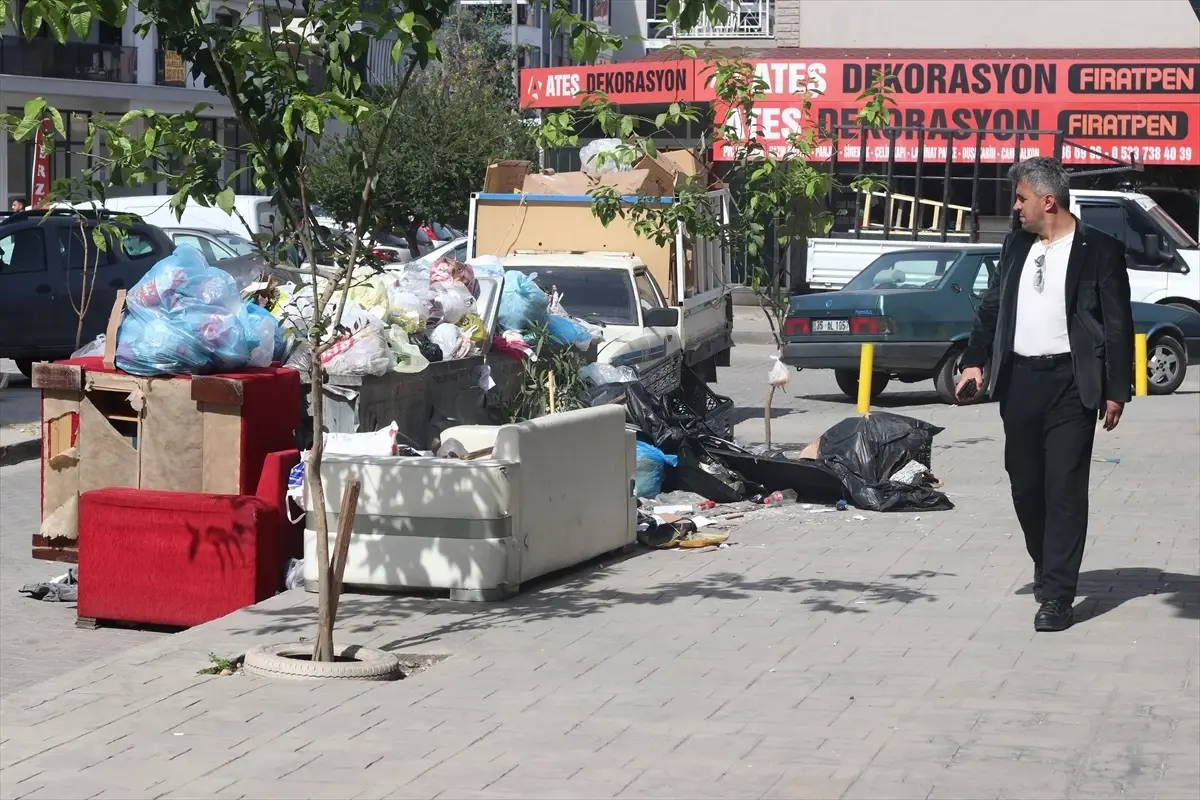 İzmir Çiğli'de Belediye İşçileri Greve Gitti, Çöp Sorunu Büyüdü