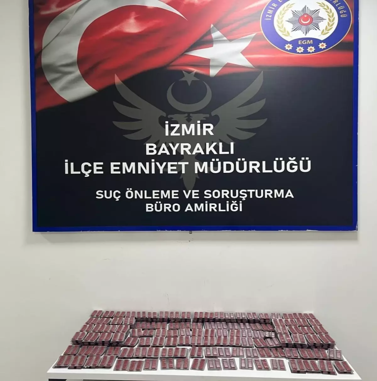 İzmir'de Uyuşturucu Operasyonu: 5 Bin 488 Hap Ele Geçirildi