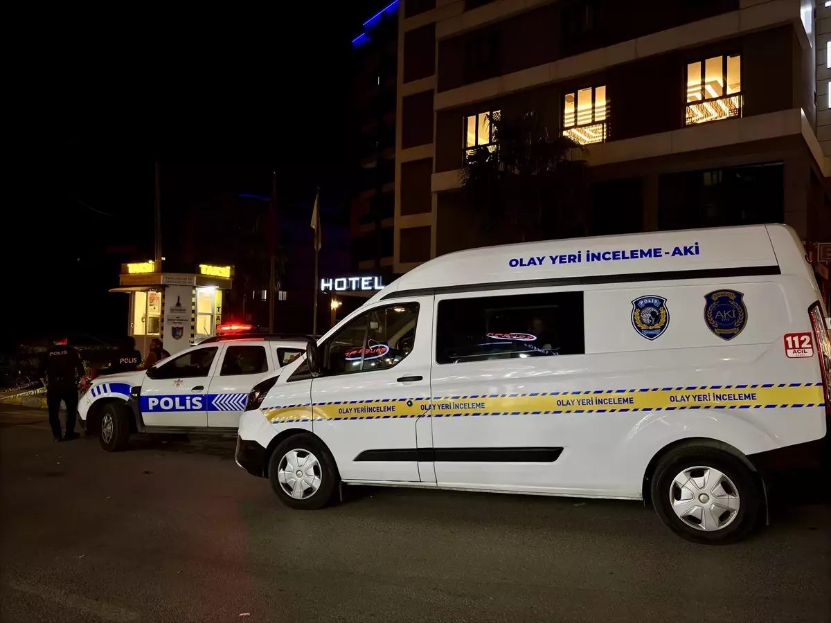 İzmir'de Bıçaklı Kavga: 1'i Ağır 2 Yaralı