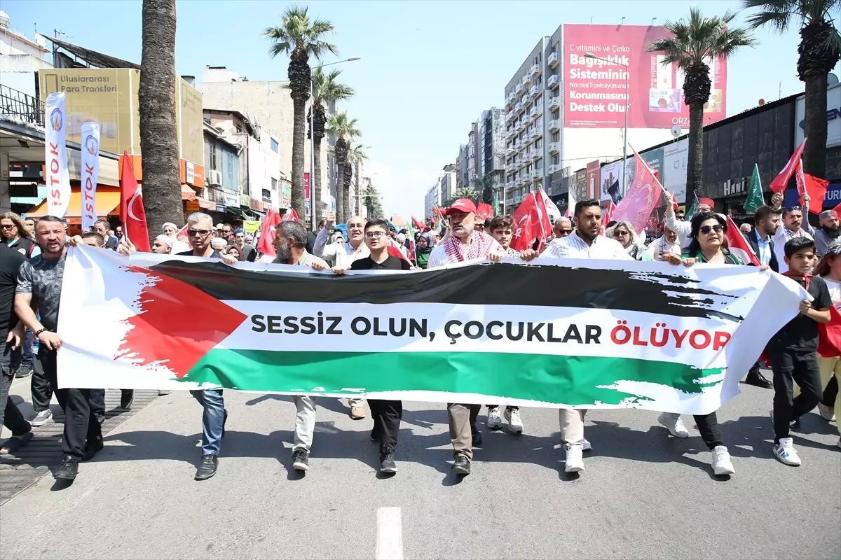 İzmir'de, Filistin'e destek yürüyüşü düzenlendi