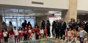 İzmir'de 23 Nisan Etkinliği: Çocuklar Dev Atatürk Portresini Boyadı