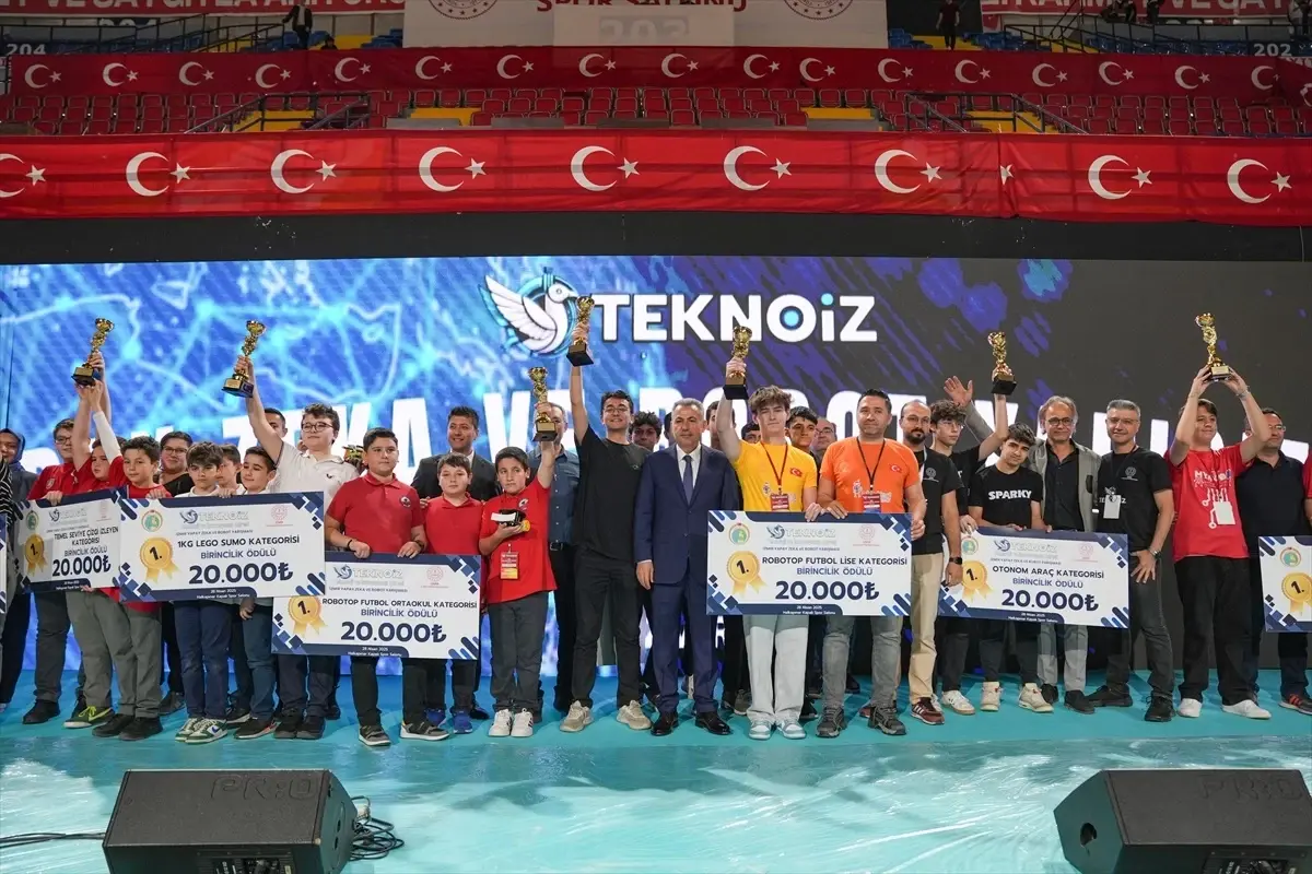 İzmir'de Robotik Kodlama Şenliği: 600 Eser Sergilendi