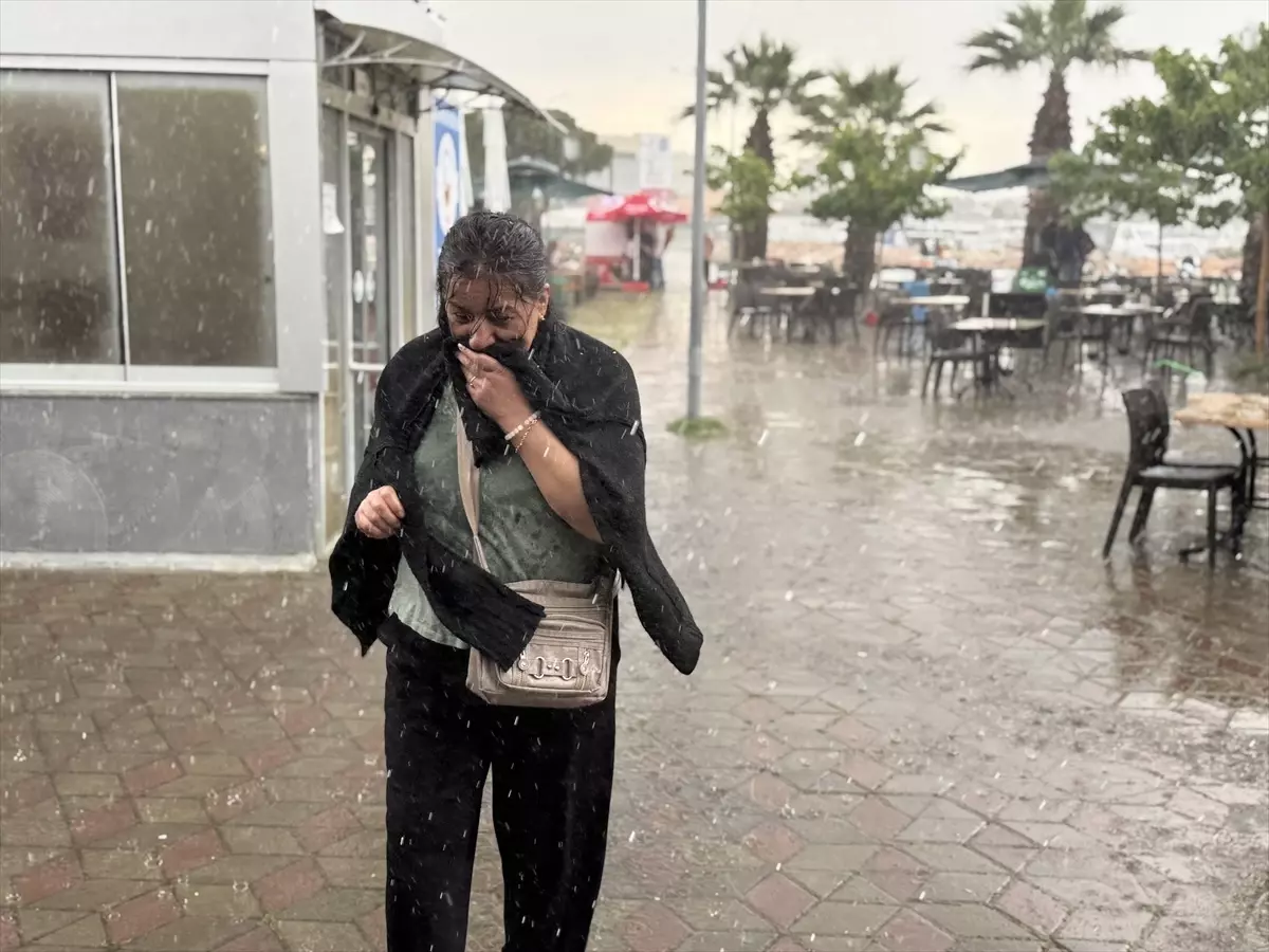 İzmir'de Gök Gürültülü Sağanak ve Dolu Yağışı Hayatı Olumsuz Etkiledi