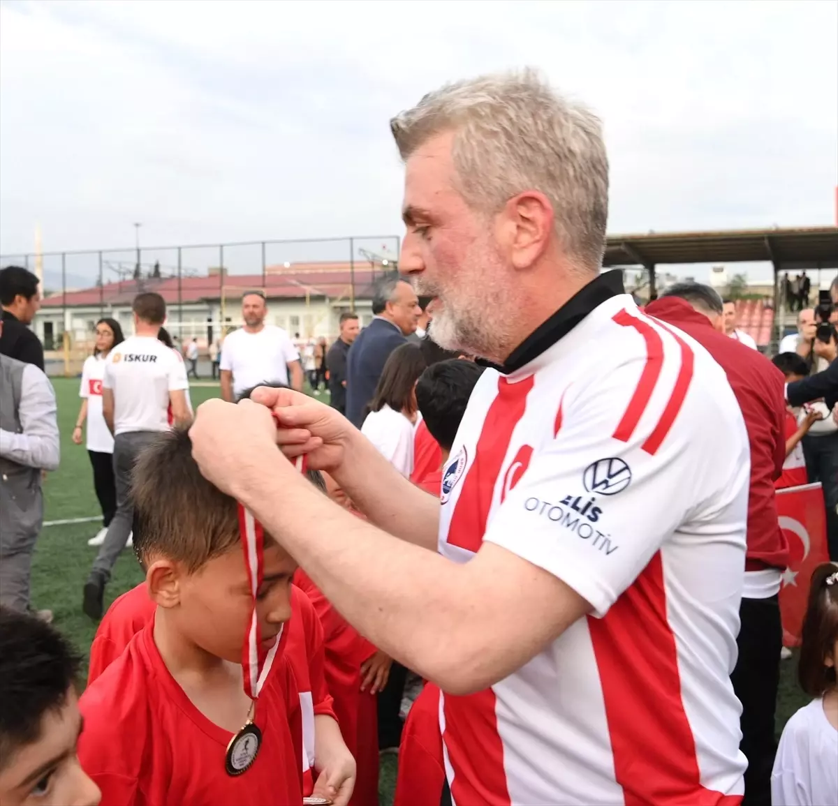 Kahramanmaraş'ta protokol üyeleri, şehit ve gazi çocuklarıyla futbol maçı yaptı