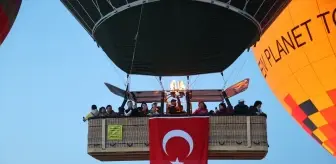 Kapadokya'da Balonlar, 23 Nisan İçin Türk Bayraklarıyla Uçtu