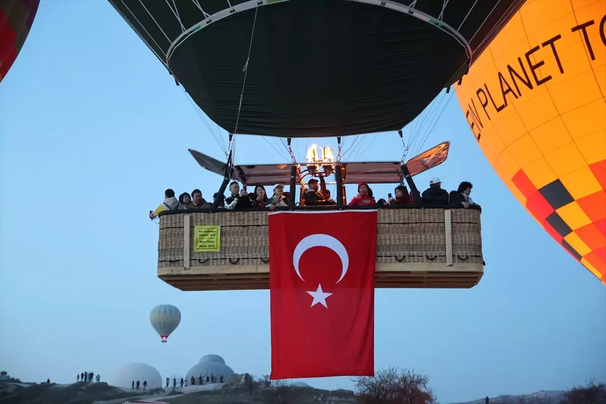 Kapadokya'da Balonlar, 23 Nisan İçin Türk Bayraklarıyla Uçtu
