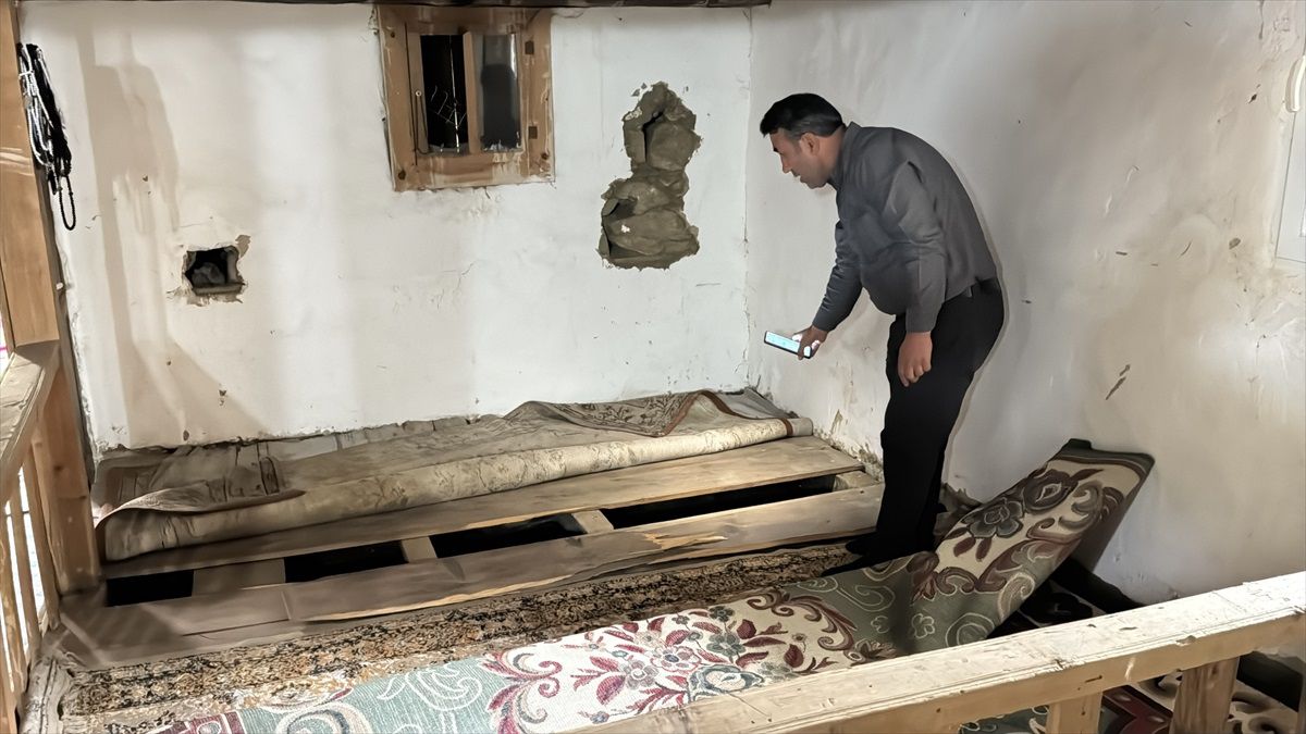 Define Arayanlar Cami Tahrip Etti