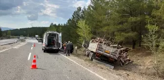 Karabük'te Tomruk Yüklü Kamyon Devrildi: 2 Yaralı