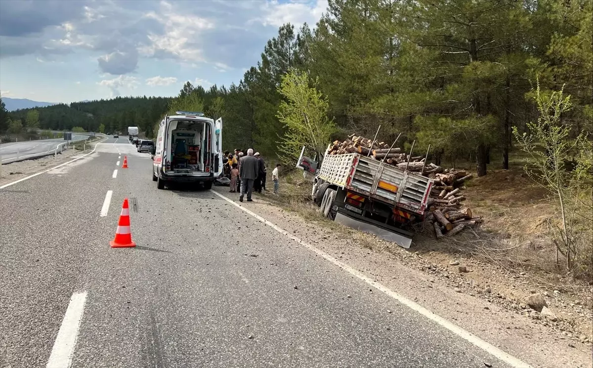 Karabük'te Tomruk Yüklü Kamyon Devrildi: 2 Yaralı
