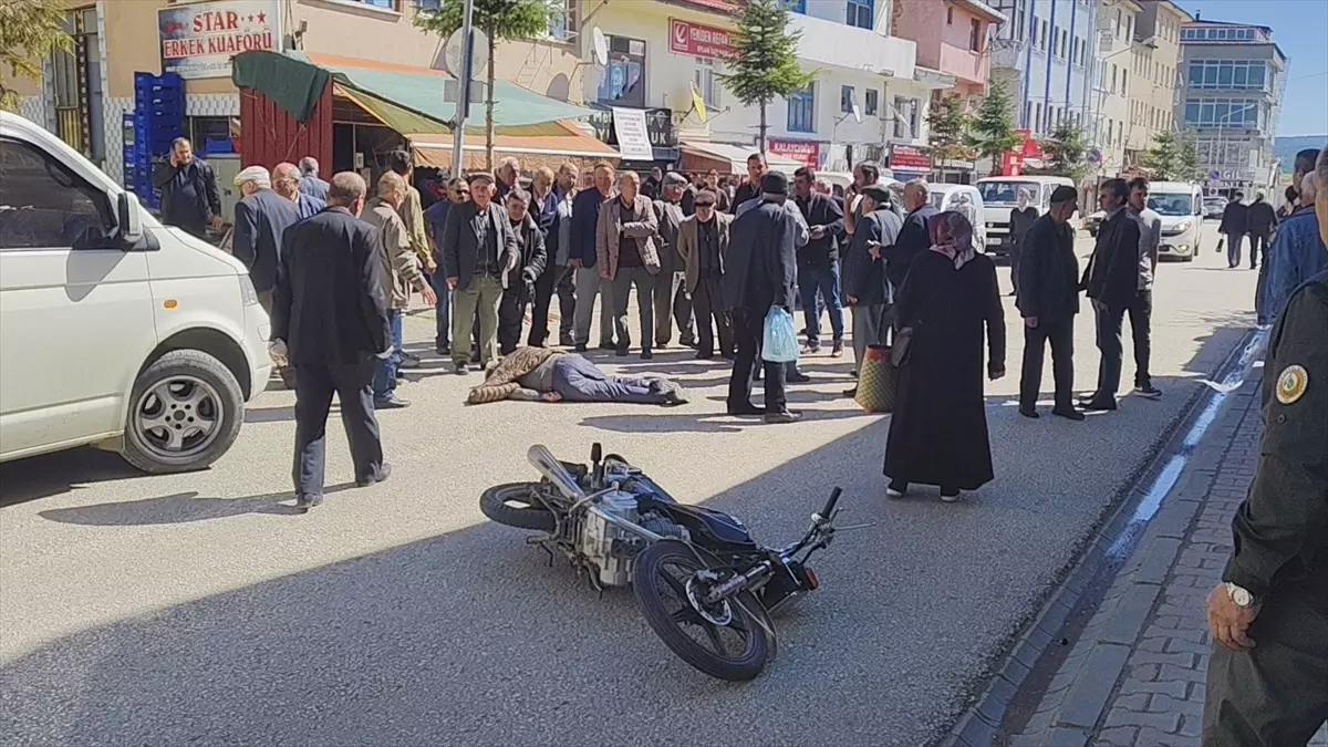 Eflani'de Motosikletin Çarptığı Yaya ve Sürücü Yaralandı