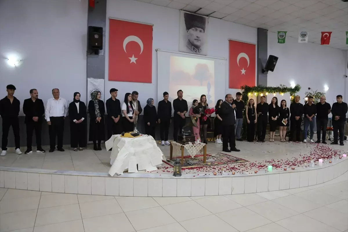 Karaisalı'da Şiir Dinletisi Düzenlendi