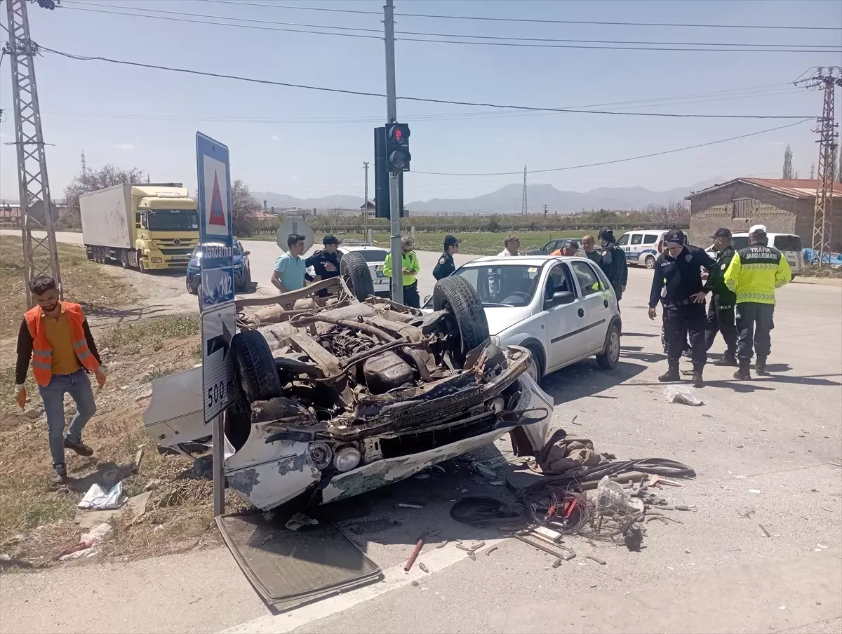 Karaman'da Trafik Kazası: 2 Yaralı