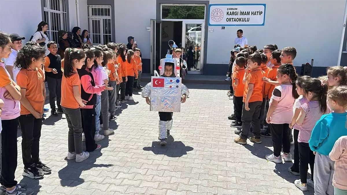 Kargı'daki Öğrenciler, Atık Malzemelerle Defile Düzenledi