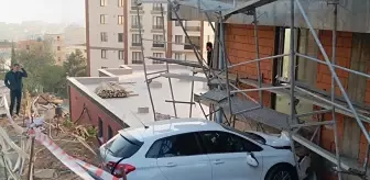 Kartal'da Otomobil İnşaat Alanına Sıkıştı, 4 Kişi Kurtarıldı