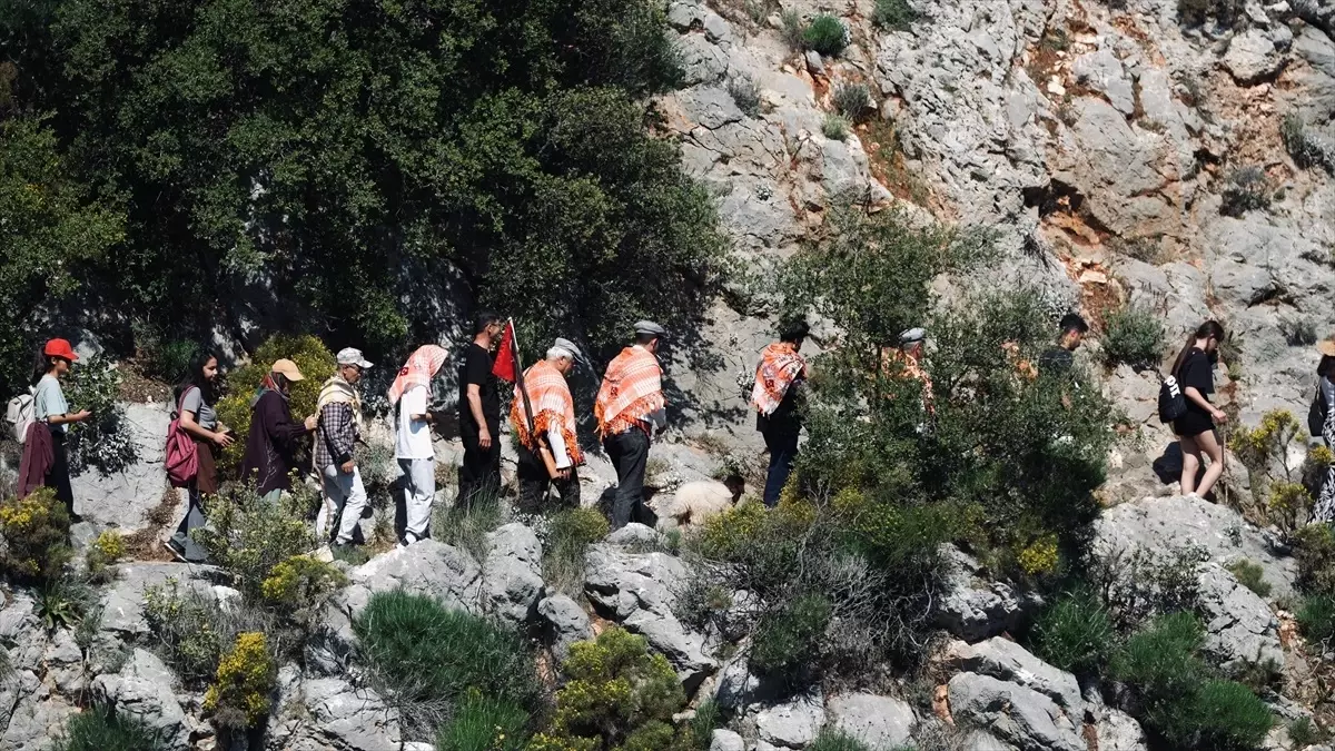 Likya Su Yolu Yürüyüşü ve Yörük Göçü Etkinliği Kaş'ta Gerçekleştirildi