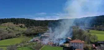 Kastamonu'da Yangın: 3 Ev ve 3 Ahır Kül Oldu