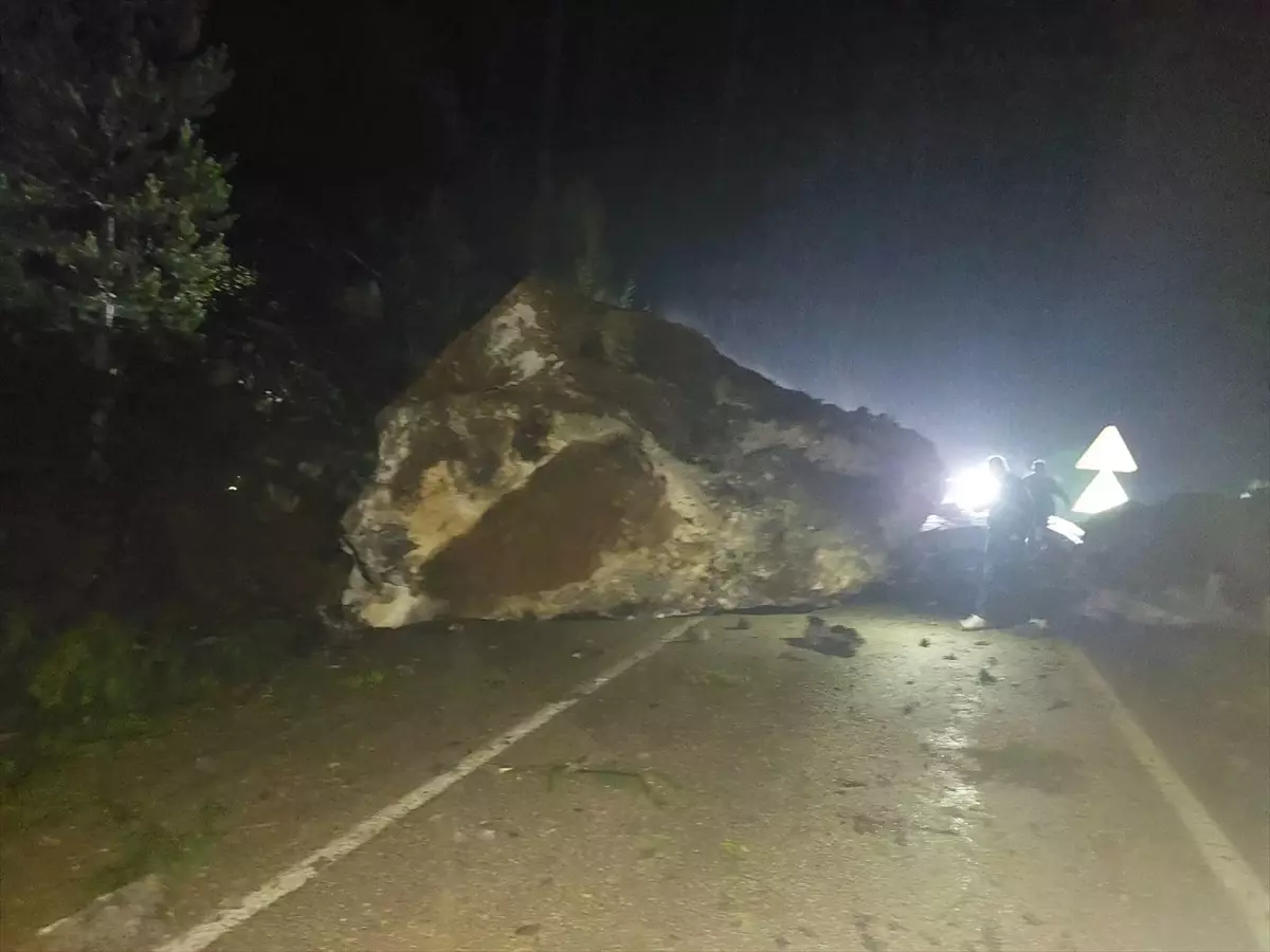 Kastamonu-Şenpazar Yolunda Heyelan: Ulaşım Kontrollü Sağlanıyor