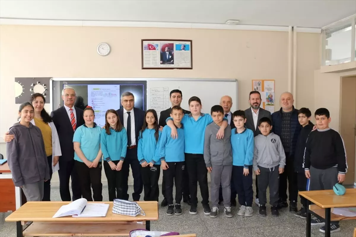 Merzifon Kaymakamı Ahmet Karaaslan, Okul ve Esnaf Ziyaretlerine Devam Ediyor