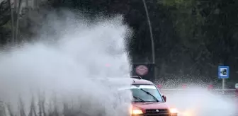 Kayseri'de Sağanak Yağış Trafiği Olumsuz Etkiledi