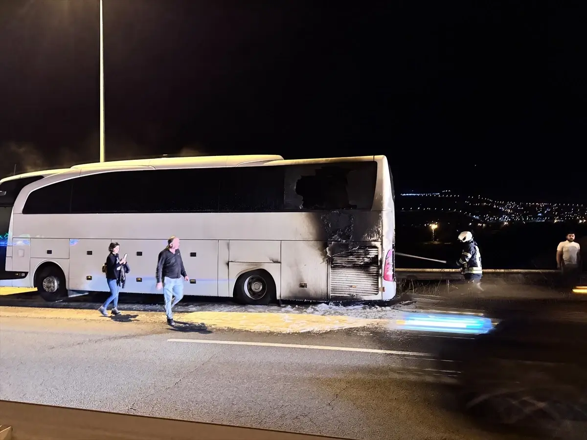 Kayseri'de Turistleri Taşıyan Otobüste Yangın Çıktı