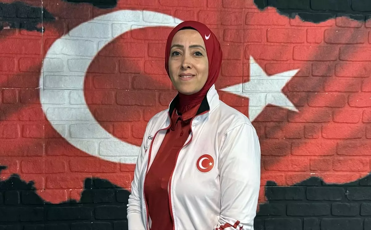 Kick boksçu anne baba 3 çocuğuyla beraber ringlerin tozunu attırıyor
