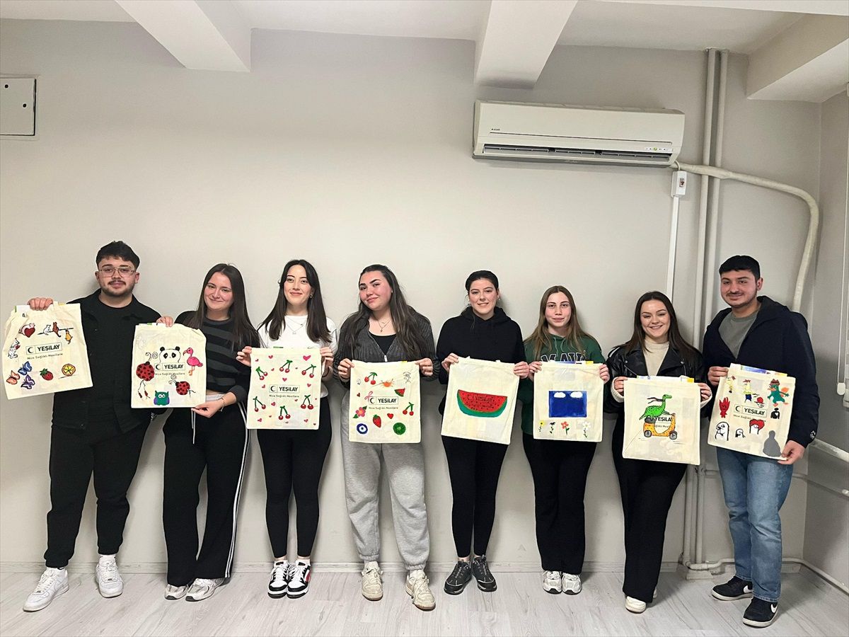 Yeşilay Gönüllüleri Kırklareli'nde Bez Çantaları Süsledi