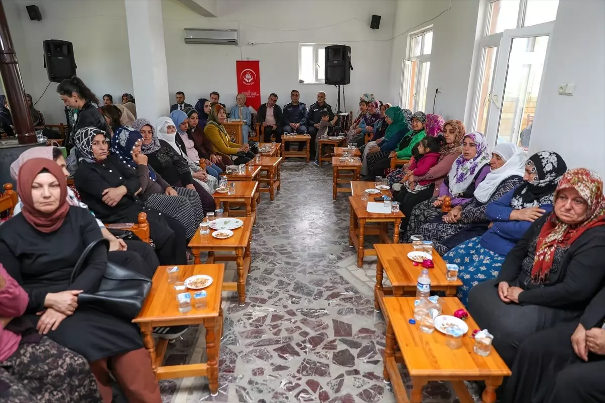 Kırsaldaki mahalleleri gezen ekipler kadınların kamu hizmetlerine ulaşmasını sağlıyor