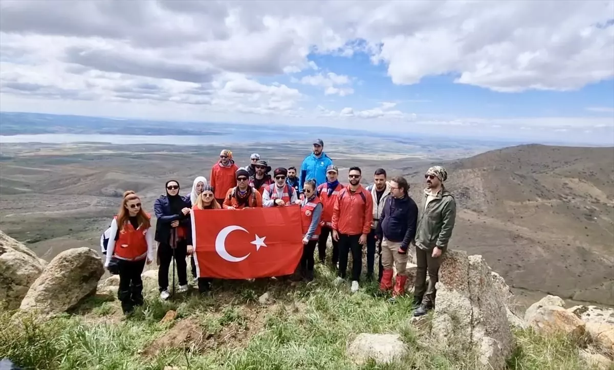Kırşehir'de Dağcılar Aliöllez Dağı'na Tırmandı