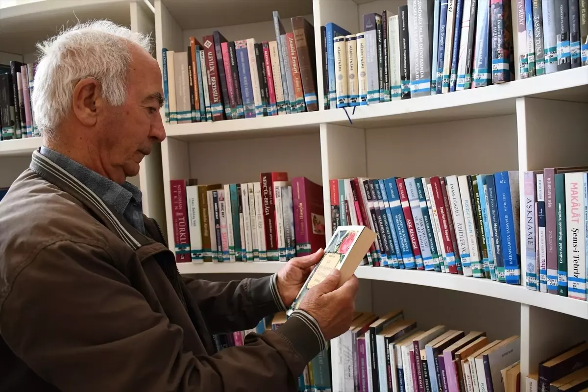 79 Yaşındaki Atila Doğru, Bilecik Kütüphanesinde Gönüllü Olarak Kitapların Yerini Gösteriyor