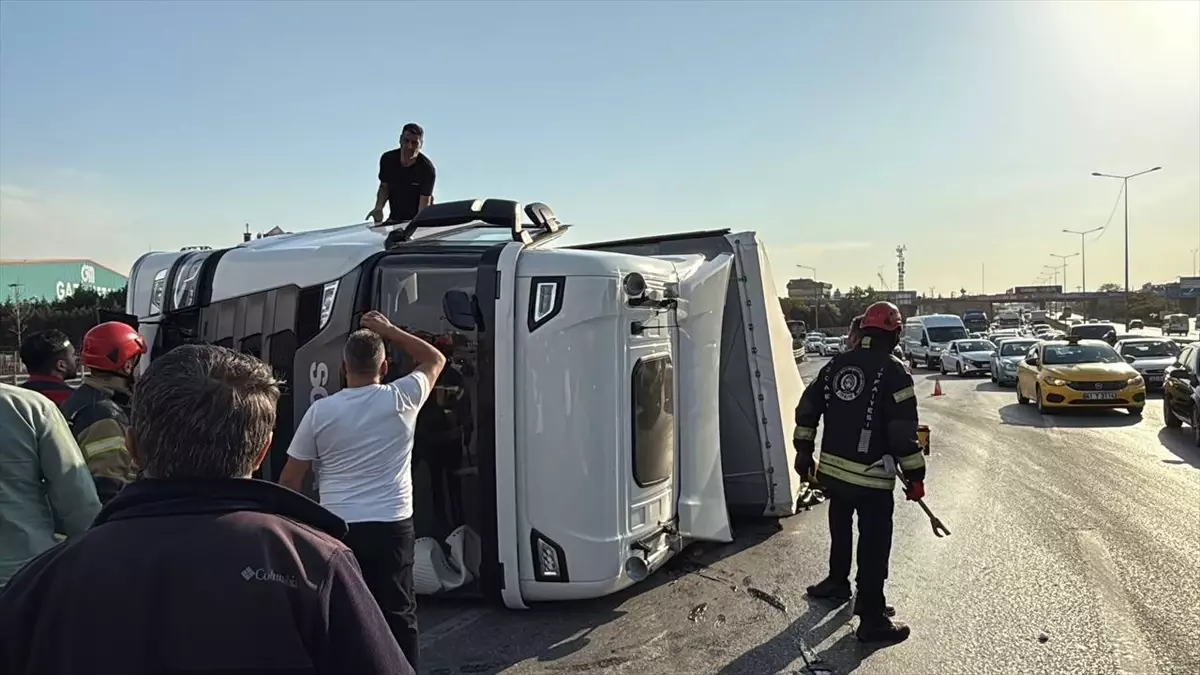 Gebze'de Tır Devrildi, D-100 Karayolu'nda Trafik Aksadı