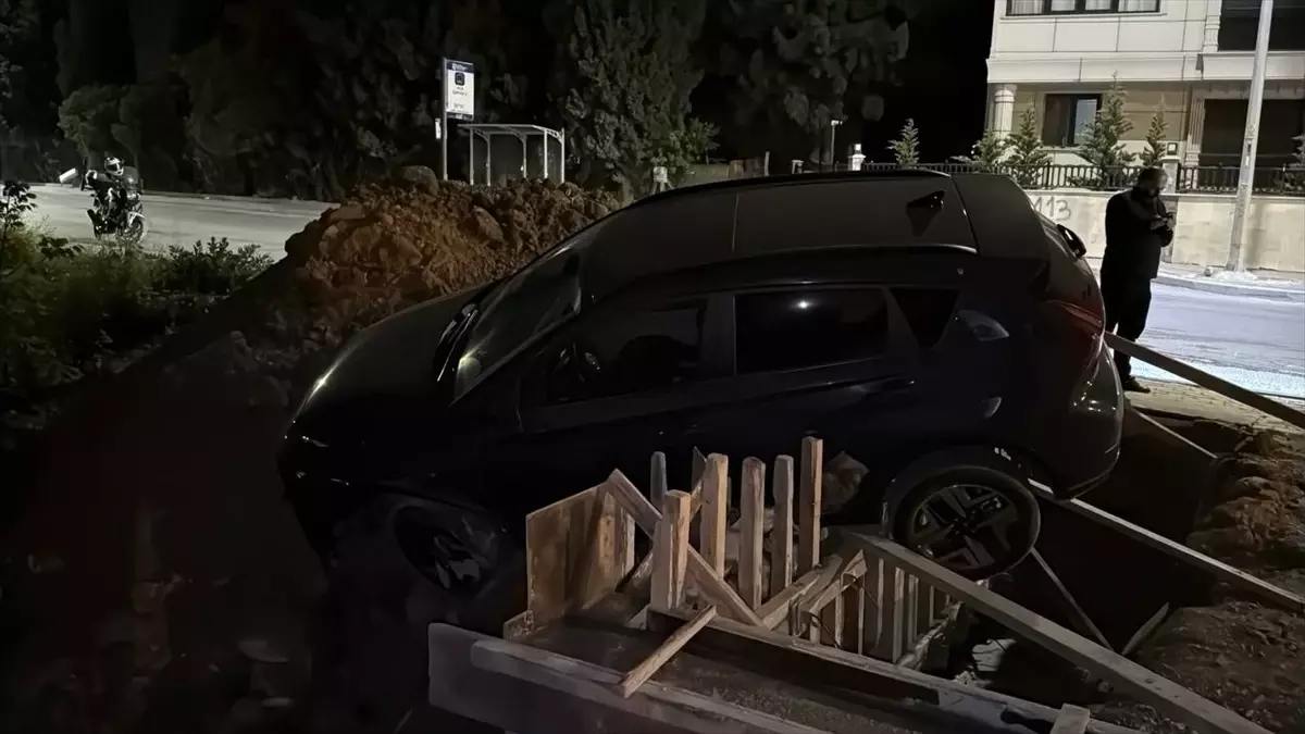 Kocaeli'de Otomobil İnşaat Sahasında Asılı Kaldı